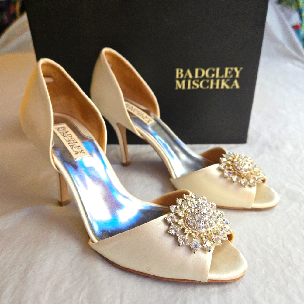 Badgley Mischka Lacie White Ivory Satin Pumps Crystal Embellished 8M